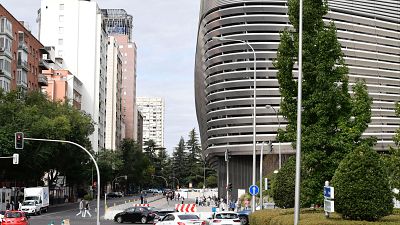 Una jueza de Madrid ordena la paralización de las obras de los aparcamientos del Bernabéu