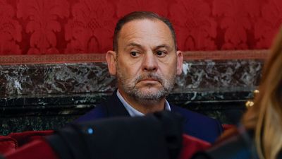 El exministro José Luis Ábalos, en el banquillo de los acusados en el primer día del juicio contra él por el caso mascarillas. El exministro José Luis Ábalos, en el banquillo de los acusados en el primer día del juicio contra él por el caso mascarillas.