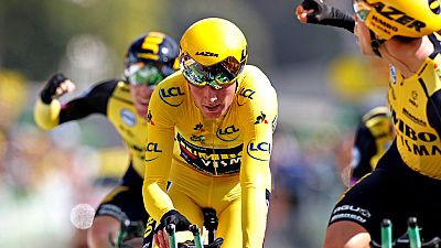 El Jumbo neerlandés voló este domingo por las calles de Bruselas para adjudicarse la contrarreloj por equipos y mantener a Mike Teunissen, vencedor la víspera al esprint, como líder de la general del Tour.