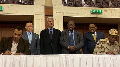La junta militar de Sudán y la oposición firman un acuerdo para una transición a la democracia