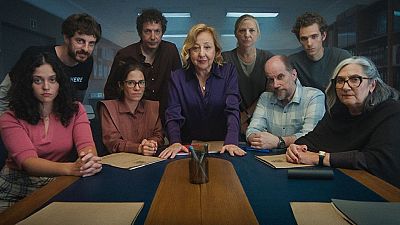 Nueve actores españoles, incluyendo a Blanca Portillo, Luis Bermejo, Pilar Gómez, Roberto Álamo, Ginés García Millán y Ana Wagener, posan en una sala con estanterías de libros. Nueve actores españoles, incluyendo a Blanca Portillo, Luis Bermejo, Pilar Gómez, Roberto Álamo, Ginés García Millán y Ana Wagener, posan en una sala con estanterías de libros.