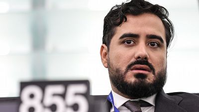 Un juzgado condena a Alvise a indemnizar a Ábalos con 60.000 euros por difamación y por publicar fotos en redes