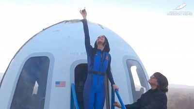 Katy Perry vuelve de su viaje espacial con la primera tripulación femenina de la empresa de Bezos