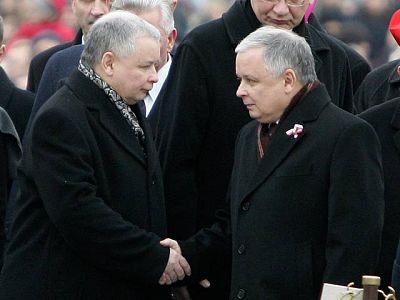 Lech Kaczynski creó su propio partido con su gemelo. Los dos pusieron en marcha una agencia ultraconservadora y nacionalista que les enfrentó a Bruselas. Lech Kaczynski creó su propio partido con su gemelo. Los dos pusieron en marcha una agencia ultraconservadora y nacionalista que les enfrentó a Bruselas.