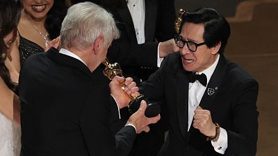 Ke Huy Quan celebra el Oscar con Harrison Ford: el emocionante abrazo de Indiana Jones y Tapón