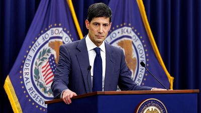 Kevin Warsh se estrena al frente de la Fed manteniendo los tipos de interés que Donald Trump exige bajar