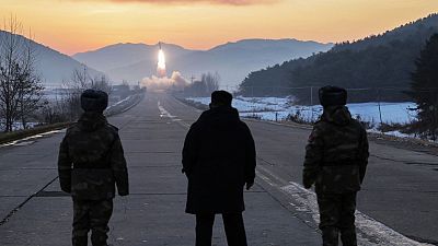 Kim Jong Un supervisa el lanzamiento de misiles hipersónicos para “mantener o ampliar la disuasión nuclear fuerte y fiable”