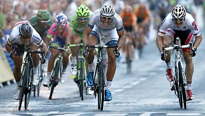 El alemán Marcel Kittel ganó hoy la última etapa del Tour de Francia, el paseo triunfal por los Campos Elíseos que en esta centésima edición se celebró a la caída de la tarde para que la ciudad de la luz brille en honor del ganador, el británico Chri