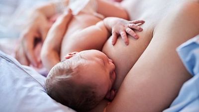 La lactància materna: instintiva per als nadons, però no per a les mares