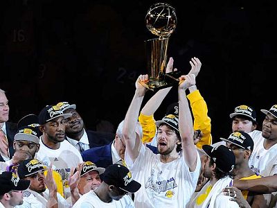 Los Ángeles Lakers repitieron título de la NBA -su decimosexto- y se tomaron cumplida venganza sobre los Boston Celtics (83-79) tras la derrota en la final de 2008, en un partido de baja calidad, pero con una concentración de emoción pocas veces igua