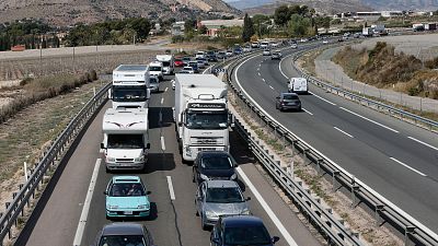 Largas retenciones a la entrada de las grandes ciudades marcan el fin de la Semana Santa