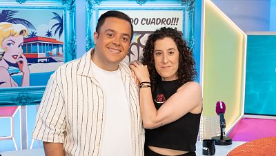 Laura del Val y David Insua, presentador de "¡Menudo Cuadro! Fresh", sonríen en un estudio de televisión con un fondo pop art y el lema "¡MENUDO CUADRO!!!". Laura del Val y David Insua, presentador de "¡Menudo Cuadro! Fresh", sonríen en un estudio de televisión con un fondo pop art y el lema "¡MENUDO CUADRO!!!".