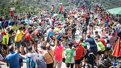 La afición extremeña declara su amor a la Vuelta en el Pico Villuercas