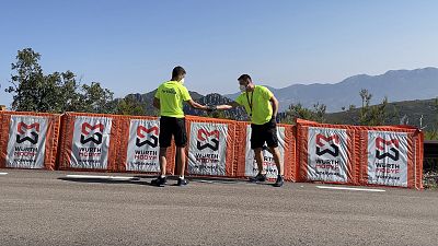 Seguridad en Carrera, el trabajo que trata de evitar las caídas de los ciclistas en la Vuelta