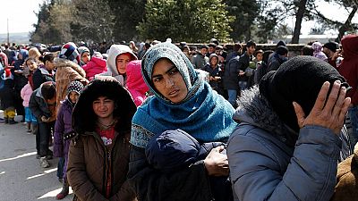"Legal y temporalmente detenidos", la bienvenida a los refugiados en Lesbos