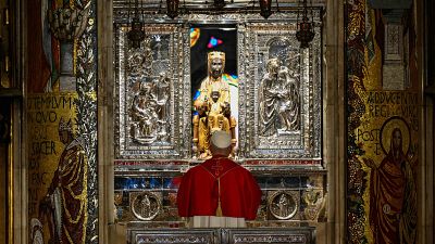 El papa lanza mensajes por la unidad y contra las palabras hirientes en su visita a Montserrat - Telediario 1 | Ver