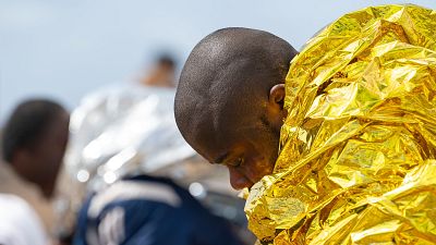 Una neumática con unas 50 personas a bordo ha llegado este miércoles hasta Punta del Banquete, después de haber partido desde la localidad marroquí de Tan Tan el pasado 3 de mayo. Una neumática con unas 50 personas a bordo ha llegado este miércoles hasta Punta del Banquete, después de haber partido desde la localidad marroquí de Tan Tan el pasado 3 de mayo.