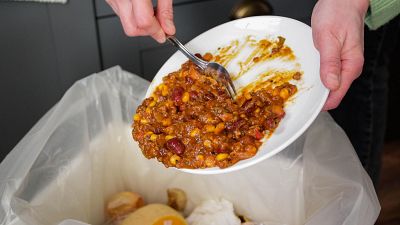 Entra en vigor la ley contra el desperdicio alimentario que permite a los consumidores llevarse las 'sobras'