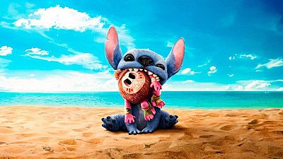 Stitch, de Lilo & Stitch, juega mordiendo un muñeco en una playa soleada con arena dorada y mar turquesa. Stitch, de Lilo & Stitch, juega mordiendo un muñeco en una playa soleada con arena dorada y mar turquesa.