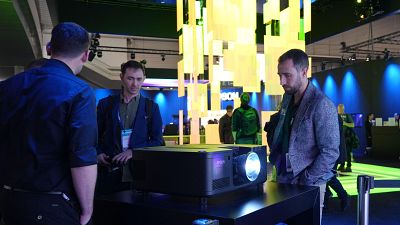 Visitants davant del nou projector d'Epson a l'ISE | ACN