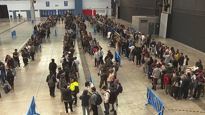 Cua a la Farga de l'Hospitalet per aconseguir la documentació per a la regularització