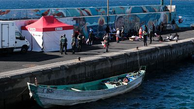 Llega un cayuco con más de 100 migrantes a bordo al puerto tinerfeño de Los Cristianos en plena borrasca Therese