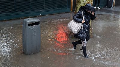 La incesante lluvia inunda líneas de metro, túneles y calles en Madrid