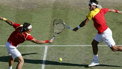 La pareja de dobles española, formada por Ferrer y Feliciano, ha caído derrotada en las semifinales de Londres 2012 ante la pareja francesa formada por Tsonga y Llodra, y tendrá que jugarse la medalla de bronce ante los también franceses Benneteau y