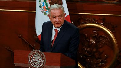 López Obrador presenta un controvertido paquete de 20 reformas constitucionales en México