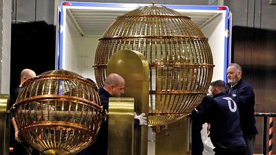 Los bombos del sorteo de Navidad ya han llegado al Teatro Real