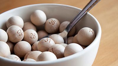 Cuña de la lotería que celebra el nacimiento de una niña Cuña de la lotería que celebra el nacimiento de una niña
