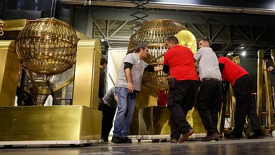 Los bombos de la Lotería de Navidad llegan al Teatro Real ocho días antes del sorteo