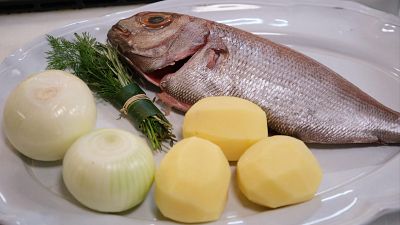 Lubina a la sal con verduritas torneadas y tronco de Navidad, el menú del día de Reyes Magos de 'Navidades con Samantha'