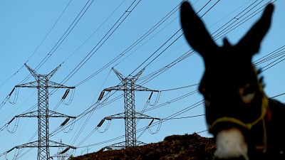 La luz alcanza el quinto récord consecutivo mientras el Gobierno baraja una reforma de la tarifa regulada