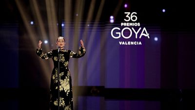 La canción de Luz Casal en los Goya es "Negra sombra". Es de Rosalía de Castro y esta es su letra