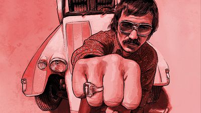 Un hombre con gafas de sol y bigote, con una camisa estampada, muestra un anillo en su mano. Detrás de él, se encuentra un coche antiguo, todo en un estilo de dibujo con tonalidades rojizas. Un hombre con gafas de sol y bigote, con una camisa estampada, muestra un anillo en su mano. Detrás de él, se encuentra un coche antiguo, todo en un estilo de dibujo con tonalidades rojizas.