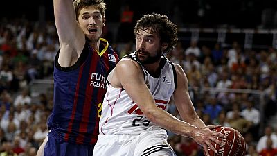 El Real Madrid superó con claridad al Barcelona en el segundo partido de la final de la Liga Endesa, que se llevó el equipo blanco por 100-80 y se coloca a una victoria del triunfo final.