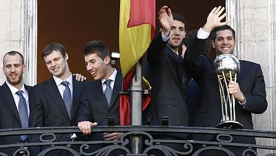 El Real Madrid de baloncesto ha ofrecido la Copa del Rey a sus aficionados después de ser homenajeados por el Ayuntamiento de la capital y la Comunidad. El Real Madrid de baloncesto ha ofrecido la Copa del Rey a sus aficionados después de ser homenajeados por el Ayuntamiento de la capital y la Comunidad.
