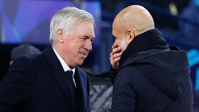 Ancelotti conversa con Guardiola tras vencer por primera vez en el Etihad Stadium.
