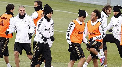 Al Real Madrid le quedan 11 partidos, 11 finales (8 en Liga) y tres en Champions. Empieza con el Valencia, tercero, en un duelo de alta tensión. El líder lleva 15 jornadas sin perder y el Valencia saldrá a por todas para asegurar la tercera plaza. Al Real Madrid le quedan 11 partidos, 11 finales (8 en Liga) y tres en Champions. Empieza con el Valencia, tercero, en un duelo de alta tensión. El líder lleva 15 jornadas sin perder y el Valencia saldrá a por todas para asegurar la tercera plaza.