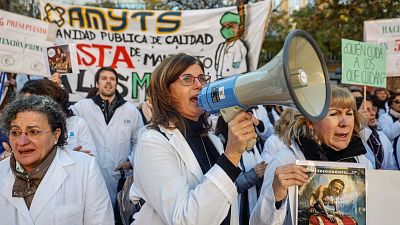 Los médicos de Madrid guardan un minuto de silencio por la "muerte" de la atención primaria