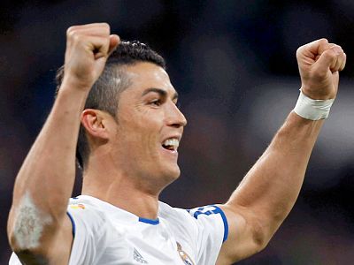 El Real Madrid lcontinúa como líder tras ganar con una goleada al Athletic (5-1). Cristiano Ronaldo respondió con un 'hat-trick' a Lionel Messi, autor de tres tantos en Almería. Gonzalo Higuaín y Sergio Ramos completaron la goleada blanca.