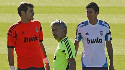 El Real Madrid comienza su defensa del título en casa frente al Valencia. A la espera de Modric, el Madrid es exactamente el mismo que el del año pasado. Un equipo que ha querido motivar a la afición con este vídeo.