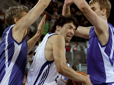 El Real Madrid consiguió ante el Meridiano Alicante, el primer equipo que le derrotó esta temporada, una cómoda victoria, por 80-62, que sirvió para que jugadores y afición se reconciliaran y para que se atemperaran los ánimos de todos. El Real Madrid consiguió ante el Meridiano Alicante, el primer equipo que le derrotó esta temporada, una cómoda victoria, por 80-62, que sirvió para que jugadores y afición se reconciliaran y para que se atemperaran los ánimos de todos.