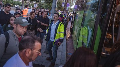 Usuaris de l’R2 Sud que han baixat obligatòriament a Sitges van a buscar el bus alternatiu per poder continuar el trajecte fins a Gavà. | ACN