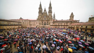 Miles de personas se manifiestan en Santiago de Compostela "en defensa del futuro del mar" tras el vertido de pélets