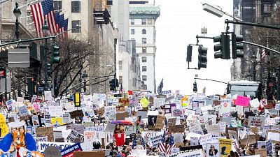 Más de mil manifestaciones contra las políticas de Donald Trump llenan las calles de Estados Unidos