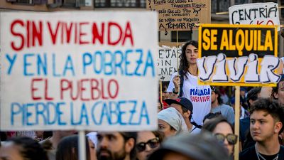 Manifestaciones en Málaga, Sevilla y Cádiz por una vivienda digna: "Si nos echan de los barrios, paramos la ciudad"