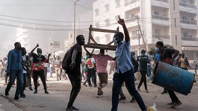 Cientos de senegaleses desafían la prohibición de las protestas tras el retraso de las elecciones