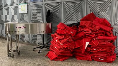 Mantas en el suelo y confusión en Atocha el día después del apagón: "Lo que más necesito ahora es información"
